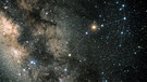Ausschnitt der Milchstraße mit dem Sternbild Skorpion und seinem roten Stern Antares am Nachthimmel | Bild: ESA, Bearbeitung: BR