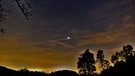 In der Nacht auf den 20.04.2018 rast ein Meteor auf Jupiter zu. Rechts im Bild Spica in der Jungfrau, links unten der rötliche Antares im Skorpion. | Bild: Alfons Urban