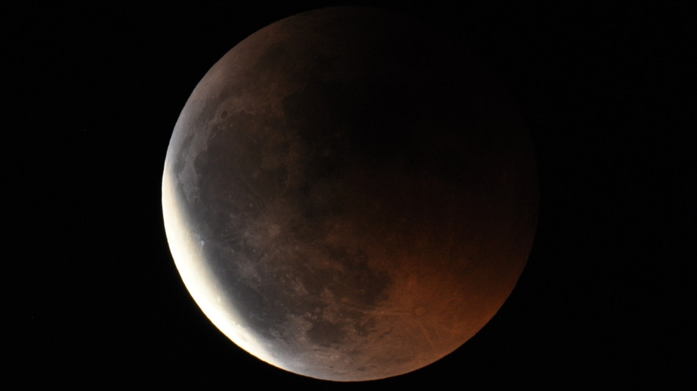 Die Mondfinsternis am 15. Juni 2011, fotografiert in Biessenhofen durch ein Teleskop | Bild: Holger Gilberg