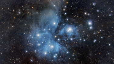 Das Siebengestirn (M45, Plejaden), ein Offener Sternhaufen im Sternbild Stier, fotografiert von Robin Peter. | Bild: Robin Peter