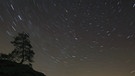 Strichspur der Sterne über dem Gansfelsen im Elbsandsteingebirge | Bild: Patrick Gärtner