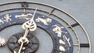 Die astronomische Uhr am Deutschen Museum in München zeigt die zwölf Sternbilder des Tierkreises | Bild: picture-alliance/dpa
