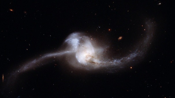 Die Doppelgalaxie NGC 2623 im Sternbild Krebs ist durch die Kollision zweier Galaxien entstanden. | Bild: picture-alliance/dpa