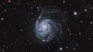Die Feuerradgalaxie ist eine Spiralgalaxie im Sternbild Großer Bär. Sie ist ca. 21 Mio. Lichtjahre entfernt und mit 170.000 Lichtjahren viel größer als unsere Milchstraße. | Bild: Touraj Gholami