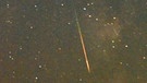 Eine Sternschnuppe aus dem Strom der Perseiden, aufgenommen im Jahr 2010 in der Nähe von Skopje | Bild: picture-alliance/dpa