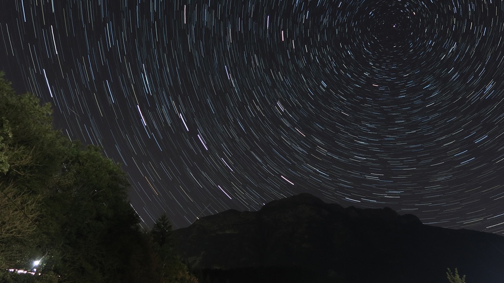 Sternspuren am slowenischen Nachthimmel von Bovec  | Bild: Maximilian Rößle