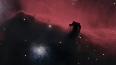 Pferdekopfnebel vor dem dunklen Emissionsnebel IC 434, durch den er hinterleuchtet und sichtbar wird. | Bild: Walter Wilhelm