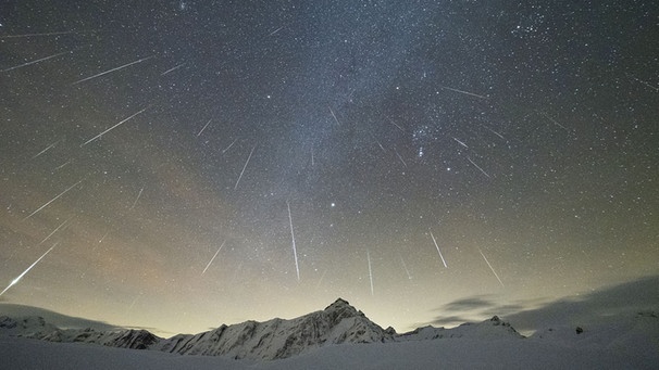 Geminiden-Sternschnuppen in der Nacht vom 13. auf den 14. Dezember 2020 vor den Sternbildern des Wintersechsecks, fotografiert von Martina Gees | Bild: Martina Gees