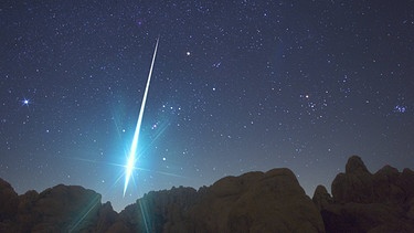 Nicht alle Sternschnuppen sind winzig klein: Manche Meteorschauer wie die Geminiden im Dezember haben sogenannte Boliden im Gepäck. Das sind große Leuchtkugeln, oft mit Schweif. Diese Aufnahme zeigt einen Geminiden-Boliden vom Dezember 2009, aufgenommen in Kalifornien, USA. Der Meteor kreuzt auf dem Foto durch das Sternbild Orion. Am linken Bildrand strahlt Sirius, der hellste Stern des Nordhimmels. Am rechten Bildrand ist der Sternhaufen der Plejaden (Siebengestirn) im Stier zu sehen. | Bild: imago/Leemage