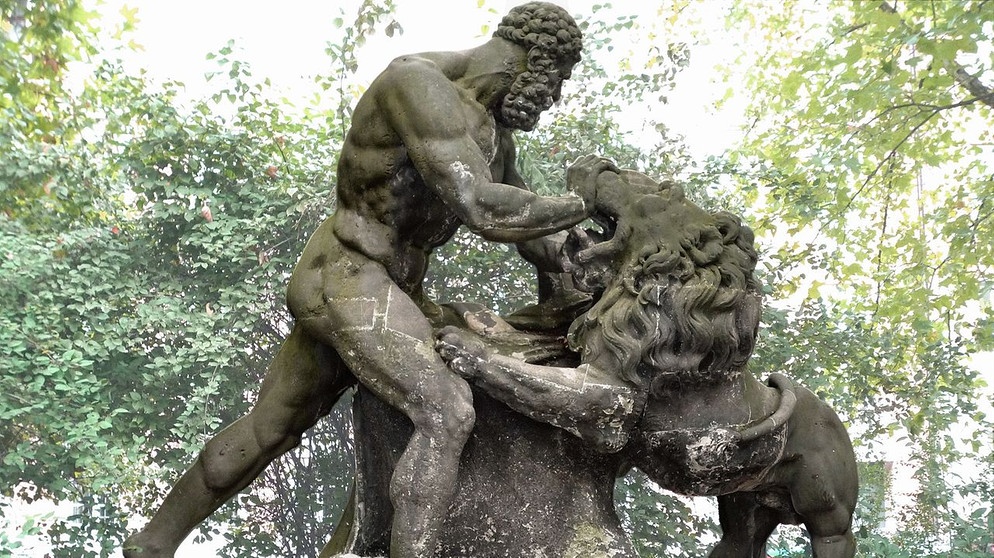 Herkules ringt mit dem Nemeischen Löwen (Statue im Köllnischen Park in Berlin) | Bild: Manfred Brueckels / CC  BY-SA 3.0