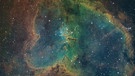 Der Herznebel ist ein Emissionsnebel im Sternbild Kassiopeia. Er befindet sich ca. 7.500 Lichtjahre von der Erde entfernt. Seine Form ähnelt der eines menschlichen Herzens. In der Mitte ist ein kleines Kreuz erkennbar, welches von dem offenen Sternhaufen "Melotte 15" umgeben wird. Fotograf: Simon Bock | Bild: Simon Bock