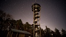 Faszination Himmelsleiter Pottenstein bei Nacht. Bei dieser Foto-Tour durch die fränkische Schweiz entstand von der Himmelsleiter diese schöne Aufnahme. Man steht vor der Himmelsleiter und könnte meinen, dass man über den Turm zu den Sternen hinaufsteigen kann. | Bild: Roland Seibold