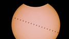 Keine Minute dauerte es, als die ISS genau während der partiellen Sonnenfinsternis am 10. Juni 2021 vor der Sonne vorbeiflog. Martin Sponsel hat 18-mal auf den Auslöser gedrückt. | Bild: Martin Sponsel