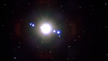 Der Planet Jupiter mit seinen hellsten Monden, neben dem Sternhaufen Krippe im Sternbild Krebs | Bild: picture-alliance/dpa