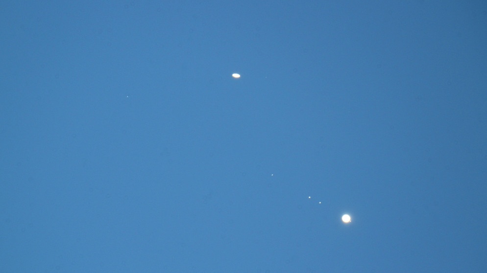Jupiter und Saturn am 19. Dezember 2020, drei Tage vor der Großen Konjunktion. Fotografiert vom Hohenpeißenberg durch ein Teleskop von Matthias Jantsch | Bild: Matthias Jantsch
