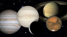Collage der Planeten Jupiter, Saturn, Mars und Venus mit der Mondsichel vor dem Sternenhimmel | Bild: colourbox.com, NASA, ESA