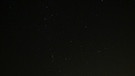 Unter dem markanten W der Kassiopeia ist in dieser Aufnahme deutlich das Sternbild Perseus zu sehen. Links darunter der Fuhrmann, rechts darunter die Plejaden, das Siebengestirn. Der Stierkopf als V ist am unteren rechten Bildrand zu erkennen. Neben dem Stier flitzt noch eine Sternschnuppe der Perseiden durchs Bild. Aufgenommen am 10. August 2019 von Stefan Renfftlen. | Bild: Stefan Renfftlen 