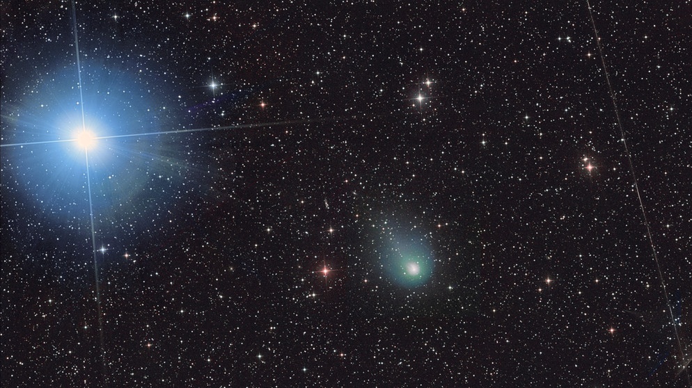 Der Komet 12P/Pons-Brooks am 4. Dezember 2023, aufgenommen von Michael Jäger. Der helle Stern links über dem Kometen ist die Wega, hellster Stern im Sternbild Leier. | Bild: Michael Jäger