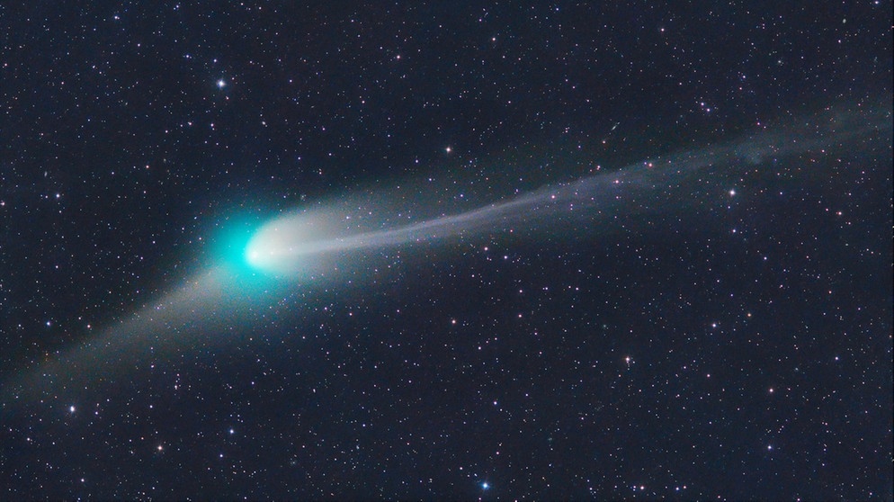 Der Komet C/2022 E3 (ZTF) am 25. Januar 2023, fotografiert von Michael Jäger. Deutlich ist der lange Ionenschweif zu sehen, der dem Kometen voranfliegt, während sein breiter Staubschweif C/2022 E3 hinterherfliegt. | Bild: Michael Jäger