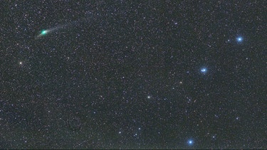Der Komet C/2022 E3 (ZTF) nah beim Sternbild Großer Bär (Großer Wagen), fotografiert am 24. Januar 2023 von Michael Jäger. Mit bloßem Auge ist der Komet kaum auszumachen und weit weniger beeindruckend als in diesem Foto. | Bild: Michael Jäger