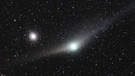 Komet C/2009 P1 Garradd, aufgenommen am 3. Februar 2012 beim Sternhaufen M92. Deutlich sind die beiden Schweife des Kometen zu erkennen: Der kurze Staubschweif und der längere Ionenschweif. | Bild: Rolando Ligustri