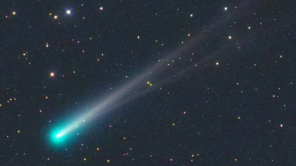 Komet ISON am 10. November 2013, aufgenommen im österreichischen Jauerling von Michael Jäger. Der Schweif des Kometen zeigt deutliche Struktur: Der Ionenschweif von ISON macht sich allmählich separat vom Staubschweif bemerkbar. | Bild: Michael Jäger