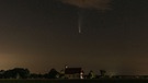 Komet Neowise C2020 F3 im Juli 2020 über der Wallfahrtskapelle St. Willibald bei Jesenwang, fotografiert von Volker Rein | Bild: Volker Rein