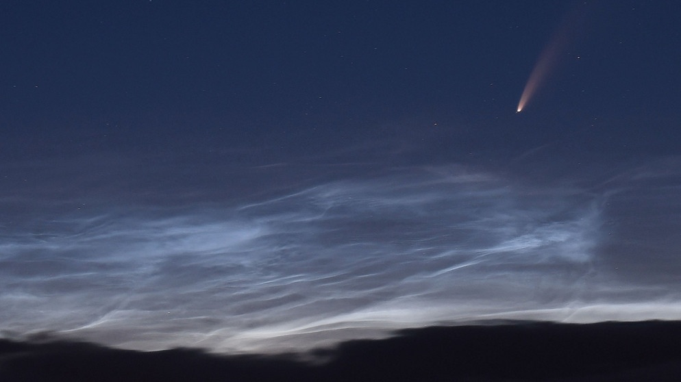 Komet Neowise C2020 F3 im Juli 2020 über leuchtenden Nachtwolken über Schleswig-Holstein, fotografiert von Friedrich Neujahr | Bild: Friedrich Neujahr