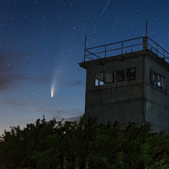 Komet Neowise mit Wachturm an der ehemaligen innerdeutschen Grenze. | Bild: Thomas Voigt