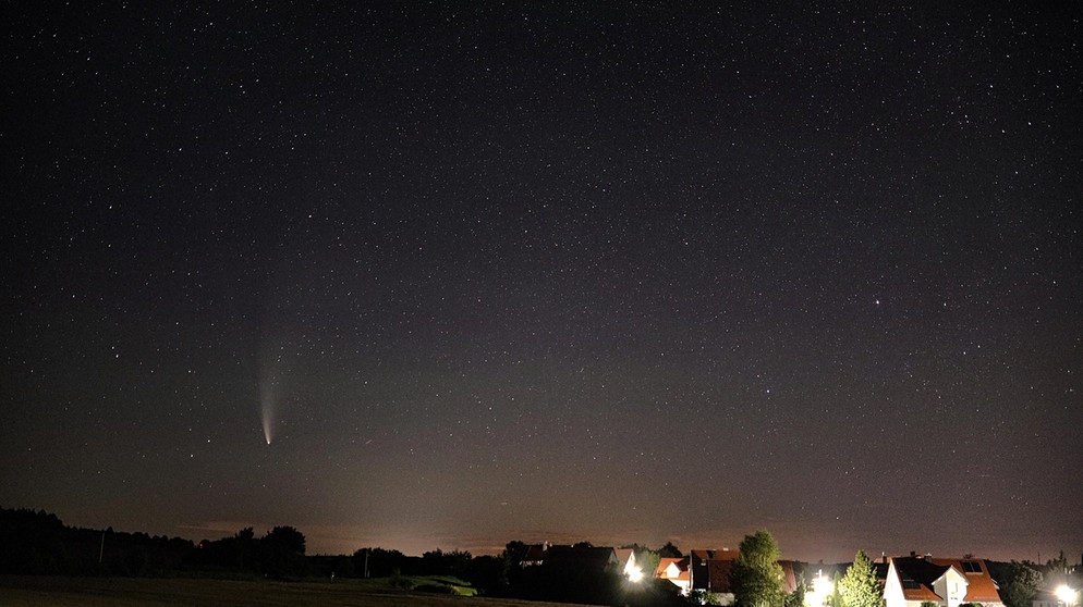 Komet Neowise über der Ortschaft Tapfheim  | Bild: Dieter Kohlruss