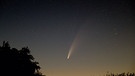 Komet Neowise mit seinen zwei Schweifen von einem Hügel mit Windmühle aus, im Kalletal in Lippe. | Bild: Andreas Schumann