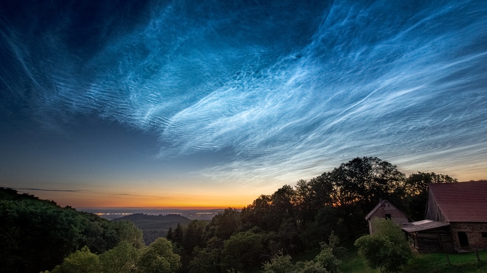 Ein weiteres, atemberaubendes Bild der leuchtende Nachtwolken über Seeheim-Jugenheim von Yvonne Albe.  | Bild: Yvonne Albe