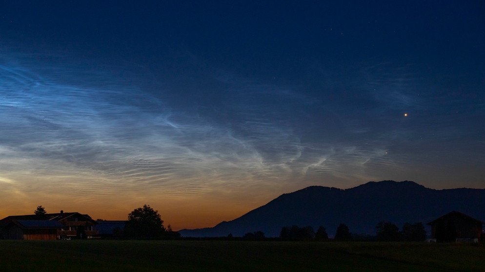Leuchtende Nachtwolken mit der Venus und Aldebaran über Großweil. | Bild: Andreas Sauer 