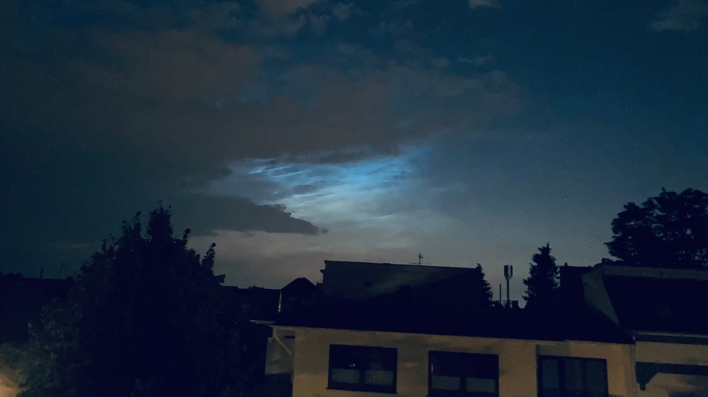 Leuchtende Nachtwolken in Hamburg, kurz vor Mitternacht am 4.7.2021 aufgenommen. | Bild: Claudia Lüdemann