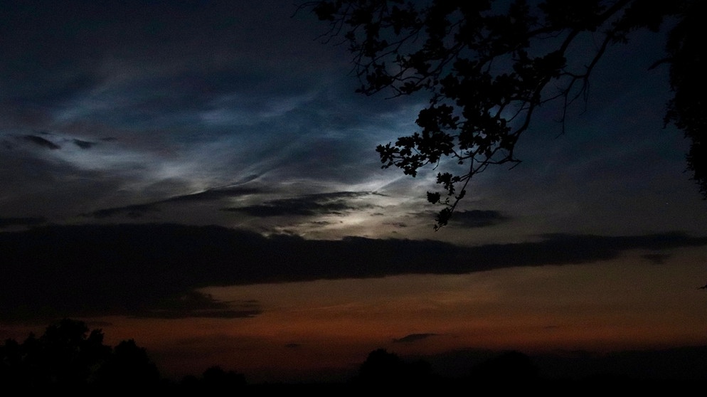 Leuchtende Nachtwolken am 4. Juli über Medingen/Niedersachsen gegen 22 Uhr aufgenommen. | Bild: Michael Mantel