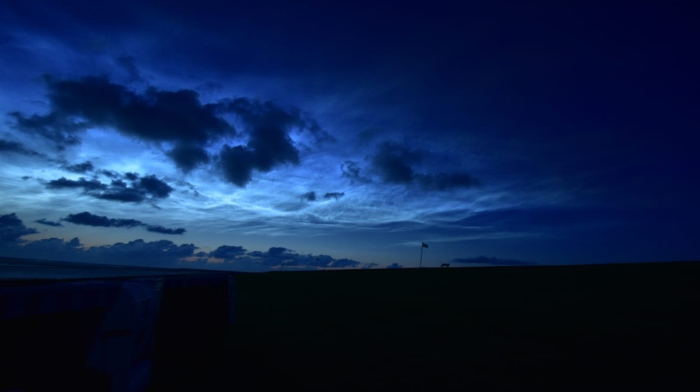 Leuchtende Nachtwolken über Büsum an der Nordsee | Bild: Andrea Niemzig