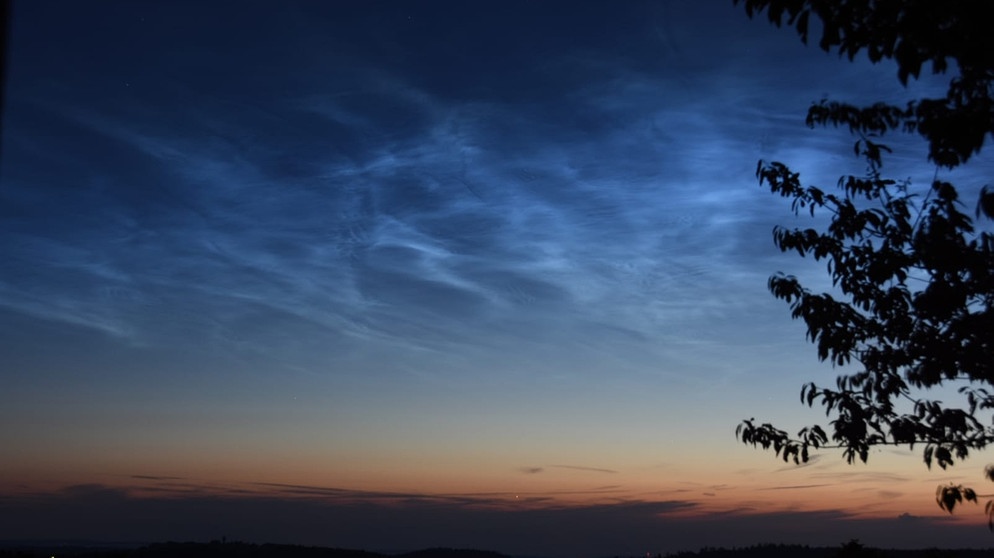 Leuchtende Nachtwolken über Engelsbrand im Schwarzwald | Bild: Andrea Niemzig