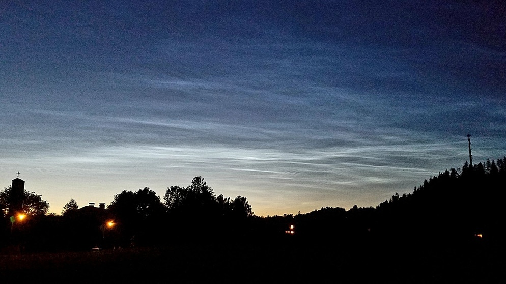 Am Abend des 5. Juli 2020 sind im Süden Deutschlands leuchtende Nachtwolken zu sehen, hier aufgenommen von Peter Altendorf in Bad Tölz. | Bild: Peter Altendorf