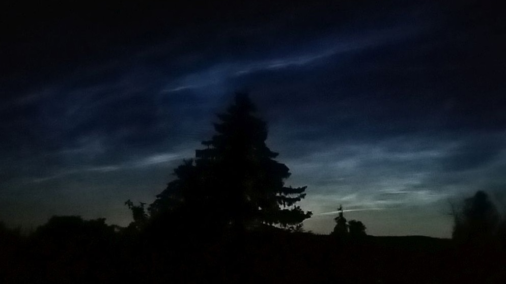 Am Abend des 5. Juli 2020 sind im Süden Deutschlands leuchtende Nachtwolken zu sehen, aufgenommen von Karo Heinrich in Berthelsdorf. | Bild: Karo Heinrich