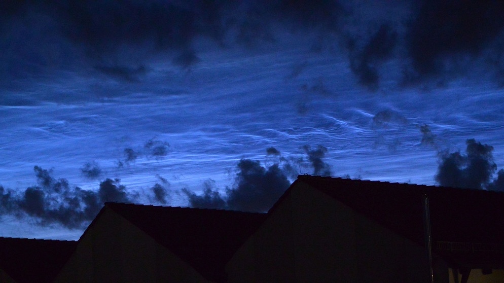 Am Abend des 5. Juli 2020 sind im Süden Deutschlands leuchtende Nachtwolken zu sehen, aufgenommen von Marianne Heimbucher in Geisenfeld. | Bild: Marianne Heimbucher