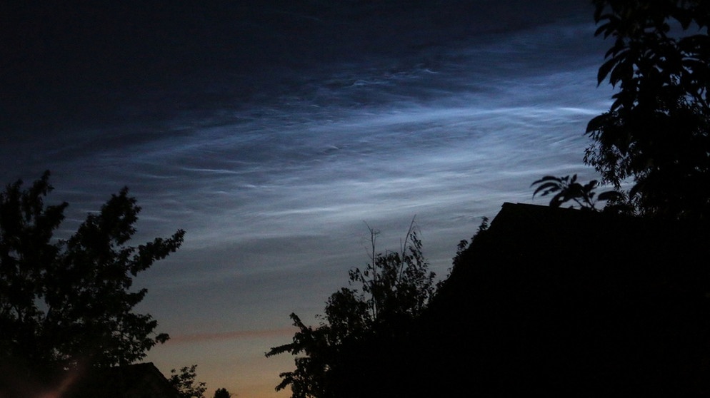 Am Abend des 5. Juli 2020 sind im Süden Deutschlands leuchtende Nachtwolken zu sehen, aufgenommen von Dieter Küspert in Graben. | Bild: Dieter Küspert