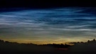 Am Abend des 5. Juli 2020 sind im Süden Deutschlands leuchtende Nachtwolken zu sehen, aufgenommen von Peter Linner in Isen bei Erding. | Bild: Peter Linner