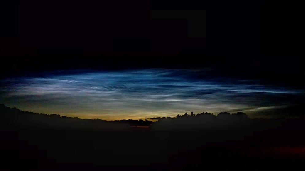 Am Abend des 5. Juli 2020 sind im Süden Deutschlands leuchtende Nachtwolken zu sehen, aufgenommen von Peter Linner in Isen bei Erding. | Bild: Peter Linner