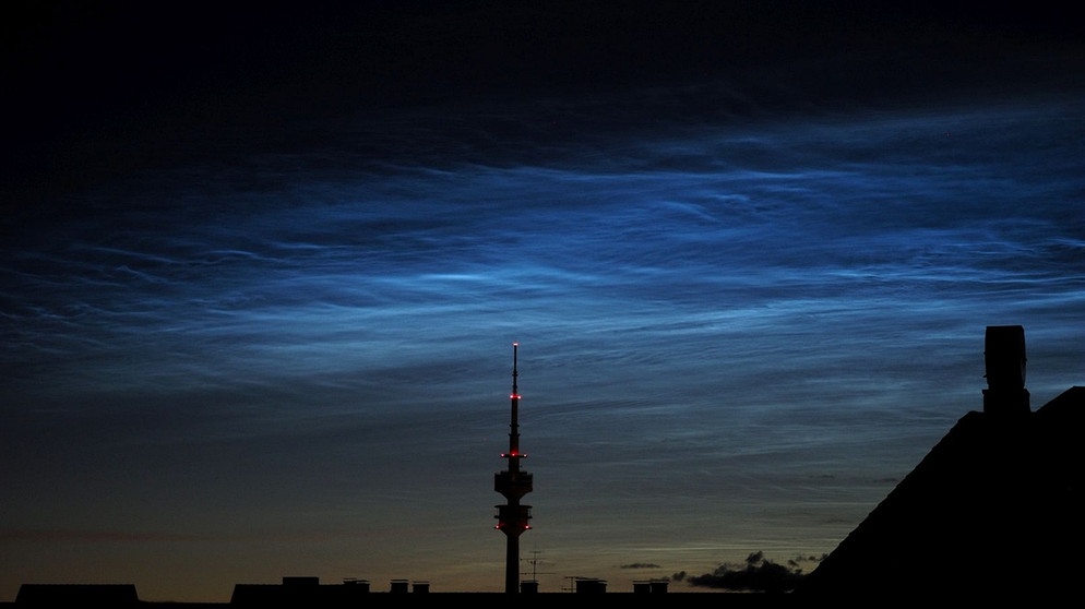 Am Abend des 5. Juli 2020 sind im Süden Deutschlands leuchtende Nachtwolken zu sehen, aufgenommen in München von Bernhard Mayer. | Bild: Bernhard Mayer