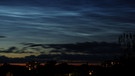 Am Abend des 5. Juli 2020 sind im Süden Deutschlands leuchtende Nachtwolken zu sehen, aufgenommen in Fürstenfeldbruck von Sonja Lichtinghagen. | Bild: Sonja Lichtinghagen