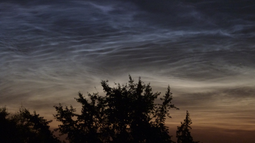 leuchtende Nachtwolken in der Nacht vom 3. auf den 4. Juli 2014 über Witten im Ruhrgebiet | Bild: Daniel Fischer