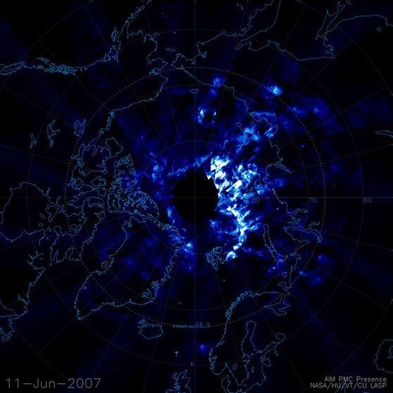 Leuchtende Nachtwolken über dem Nordpol am 11. Juni 2007, aufgenommen vom Satelliten AIM | Bild: NASA/Cloud Imaging Team, U. of Colorado