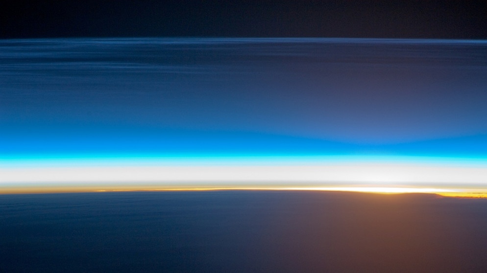 Leuchtende Nachtwolken bei Sonnenaufgang, aufgenommen von der Internationalen Raumstation ISS | Bild: NASA