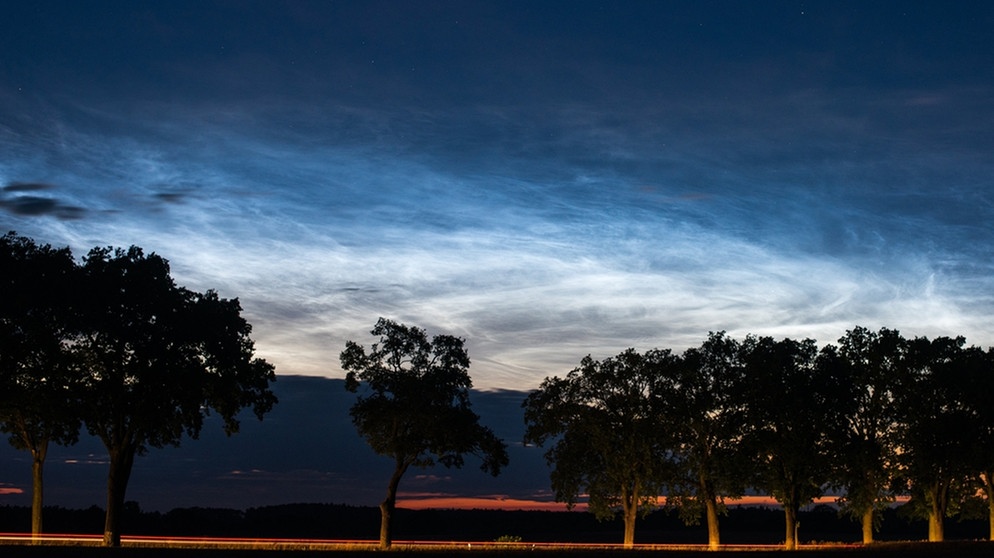 Leuchtende Nachtwolken (noctilucent clouds) am 5. Juli 2016 über Sieversdorf in Brandenburg | Bild: dpa-Bildfunk