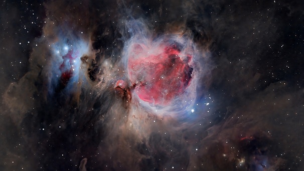 Der Winterklassiker M42, auch Orionnebel genannt. Links daneben sieht man seinen Begleiter NGC 1977 (Running-Man), ebenso wurde NGC 1999 (Schlüssellochnebel) in der rechten unteren Ecke mit eingefangen. | Bild: Robin Peter